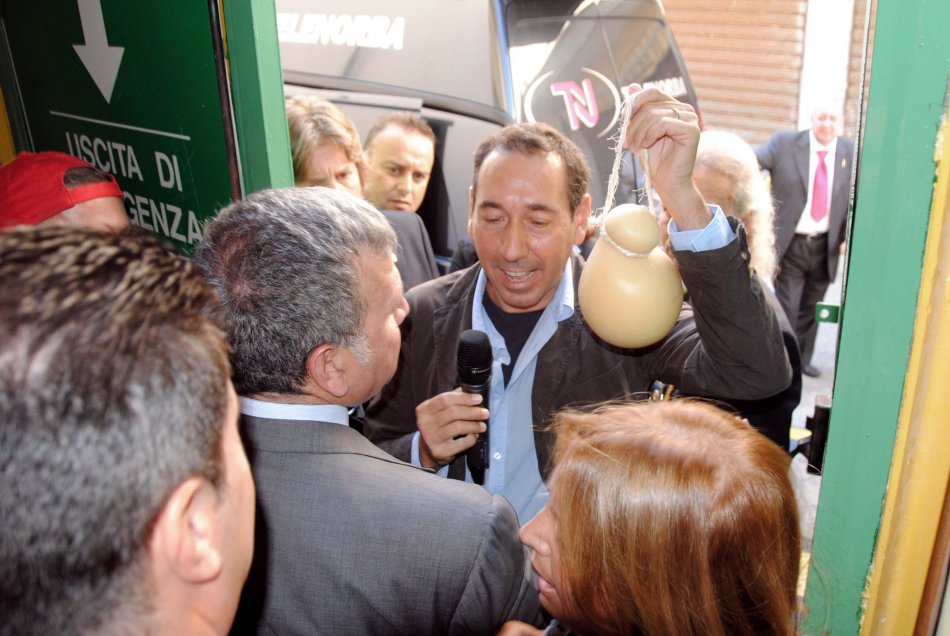 Striscia, ex inviato Mingo indagato per truffa a Mediaset
