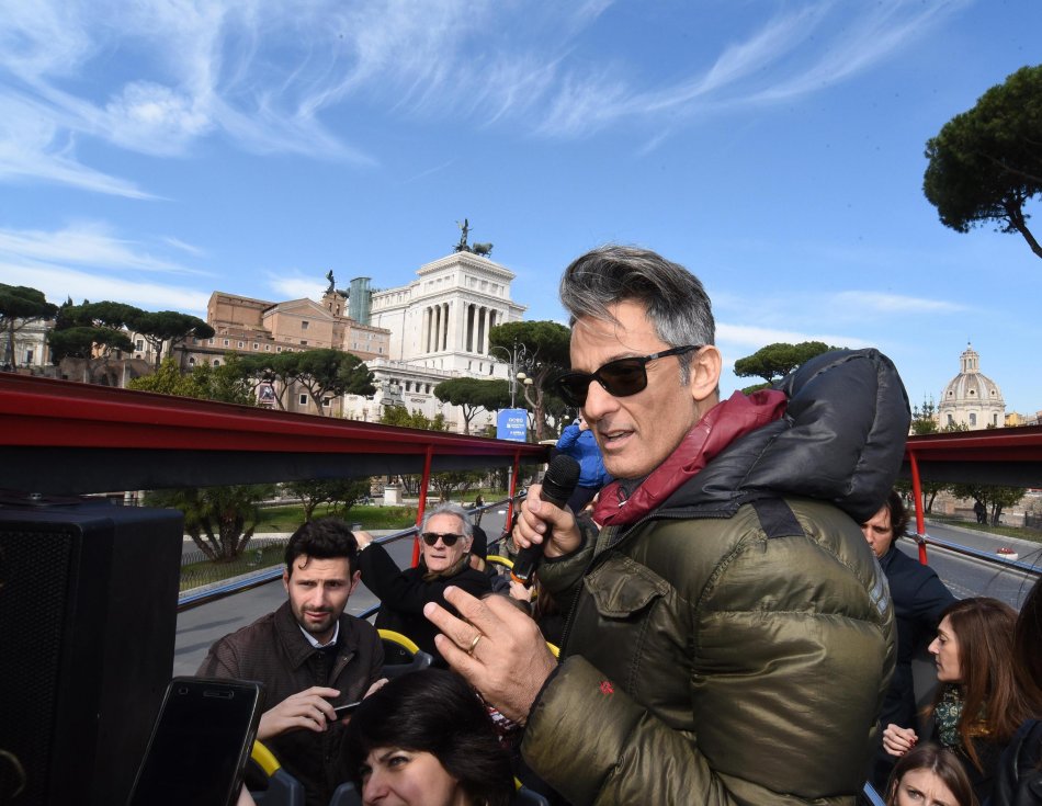 Edicola Fiore, ogni mattina in diretta su Sky torna la rassegna stampa di Fiorello