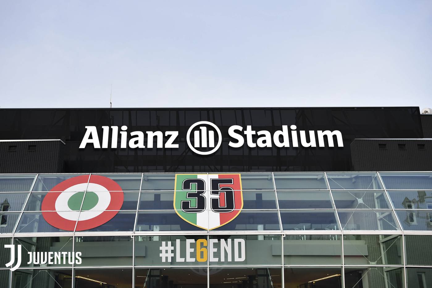 Immagine di NetFlix lancia Juventus FC, una docu-serie con il dietro le quinte dei bianconeri - Scopri su Sport
