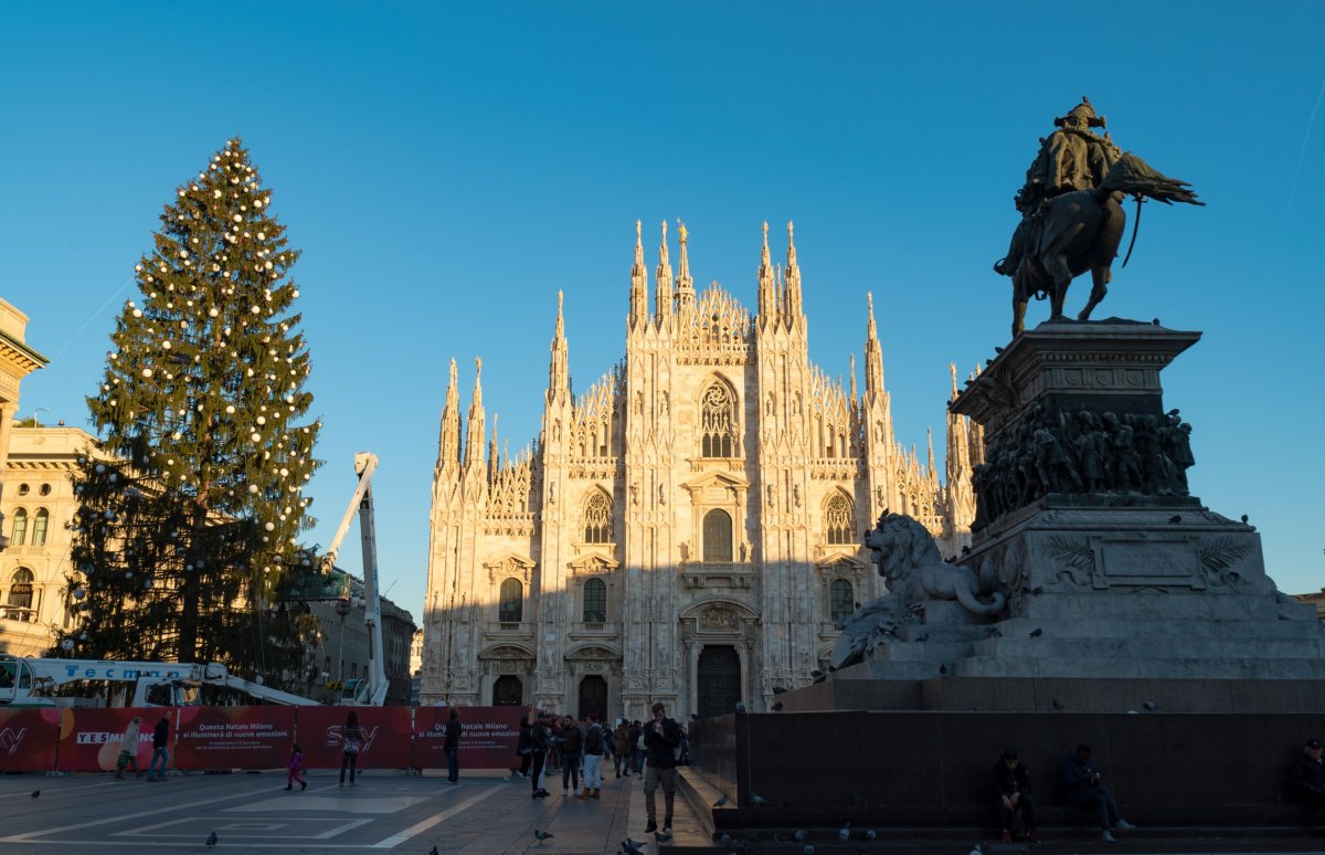 Sky Italia rende omaggio a Milano con un maestoso Albero di Natale in piazza Duomo
