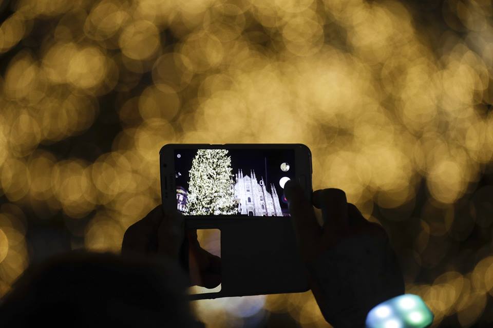 Milano Piazza Duomo, la festa di Sky accende albero di Natale più alto di sempre
