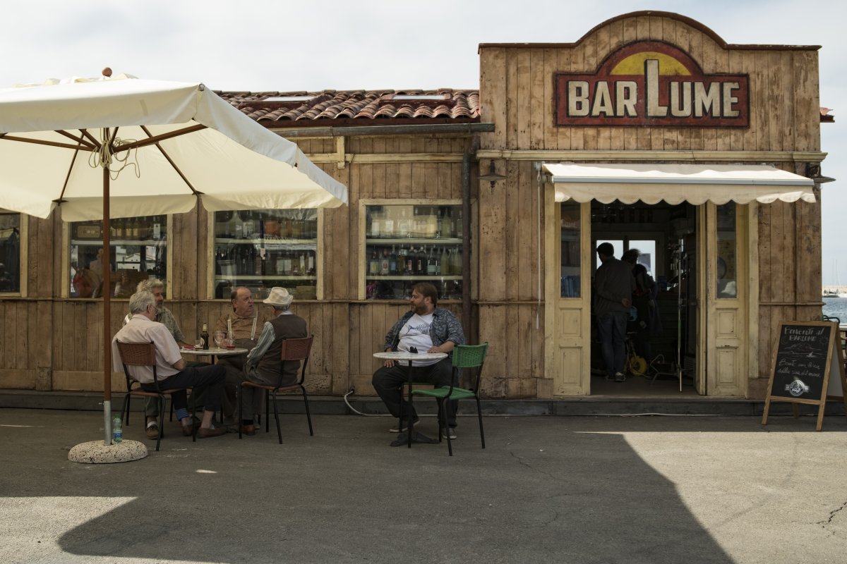 «I Delitti del BarLume», il nono episodio «Un due tre stella!» stasera su Sky Cinema HD