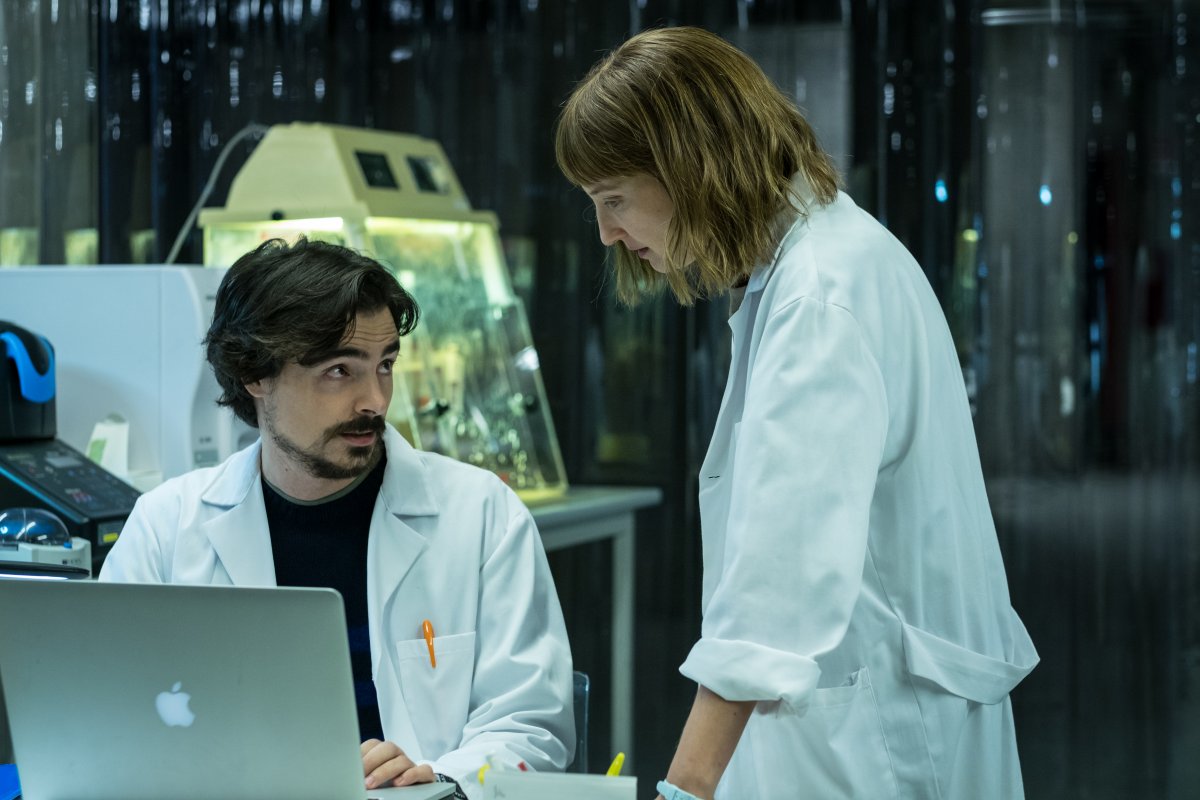  Andranno in onda domani, martedì 22 maggio, due nuovi episodi della serie di Niccolò Ammaniti, IL MIRACOLO: le puntate 5 e 6 dalle 21.15 in esclusiva su Sky Atlantic HD e Sky Cinema Uno HD. La serie è disponibile, inoltre, su Sky On Demand e anche in 4K HDR, per i clienti Sky Q. Dalla sera del 29 maggio l’intera stagione de IL MIRACOLO sarà disponibile on demand su Sky Box Sets.  Le indagini sul sangue della Madonnina proseguono senza sosta: dopo aver ottenuto la mappatura del genoma da Phoenix, nell’episodio 5 le ricerche del generale Votta (Sergio Albelli) si concentrano sul santuario di Barbana da dove sembra arrivare la statuetta. Intanto la situazione nella famiglia Pietromarchi si complica: Fabrizio (Guido Caprino) e Sole (Elena Lietti) litigano furiosamente: il premier, stressato da una costante perdita del consenso politico, vorrebbe che la moglie chiedesse scusa pubblicamente per la scenata al centro commerciale.  Nell’episodio 6, dopo Sole e Marcello (Tommaso Ragno), anche il primo ministro inizia ad avere strane visioni. Intanto le indagini di Sandra (Alba Rohrwacher) la portano fino in Belgio, alla ricerca dell’individuo a cui apparterebbe il sangue. Mentre Marcello è ancora in crisi, le preoccupazioni di Clelia (Lorenza Indovina) la portano a pedinarlo.  IL MIRACOLO, è una serie originale Sky prodotta da Mario Gianani e Lorenzo Mieli per Wildside, in co-produzione con Arte France e Kwaï. Niccolò Ammaniti firma la sceneggiatura della serie con Francesca Manieri, Francesca Marciano e Stefano Bises e la regia con Francesco Munzi e Lucio Pellegrini.