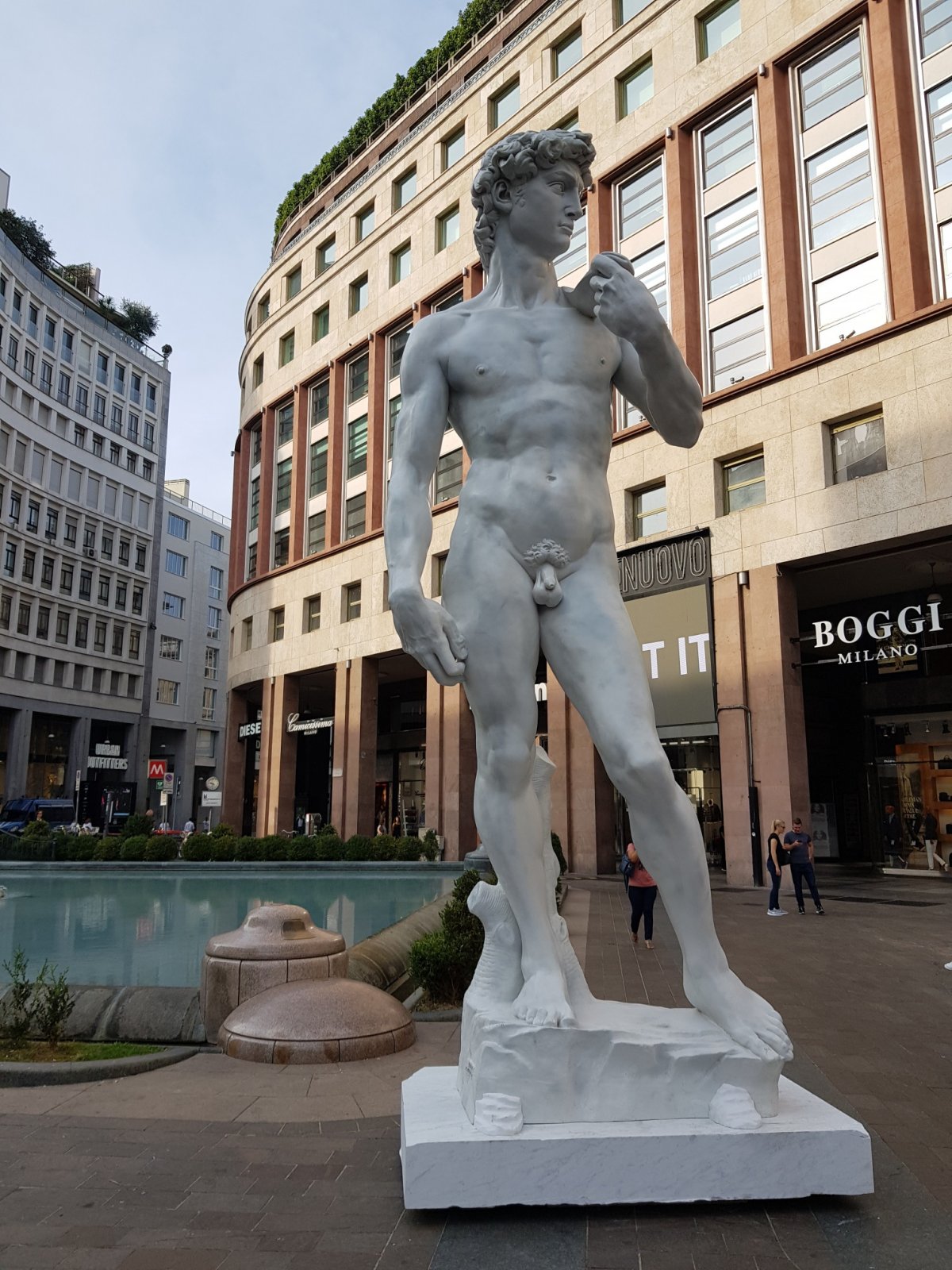 Sky porta il David in piazza a Milano, in attesa di Michelangelo - Infinito al Cinema