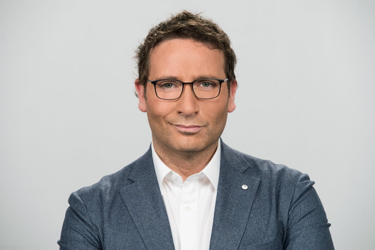 Adriana Volpe entra a far parte della squadra di TV8: insieme ad Alessio Viola condurrà il nuovo contenitore di informazione e intrattenimento di TV8. Il canale lancia per la prima volta una nuova produzione originale completamente in diretta nella fascia mattutina, a partire dalla prossima stagione estiva.  “Sono entusiasta per l’inizio di questa nuova avventura – dichiara Adriana Volpe – credo in questo progetto e lo sposo pienamente”.  Adriana Volpe, appena terminata l’avventura del Grande Fratello Vip 4, torna alla guida di un programma dopo una brillante carriera in Rai dove ha condotto, tra gli altri, molti dei programmi nella stessa fascia: Mezzogiorno in famiglia, Mattina in famiglia ed I Fatti Vostri.  Alessio Viola, invece, già giornalista per diverse testate e del tg su Sky TG24, è anche conduttore televisivo di programmi sia di informazione che di costume e intrattenimento.