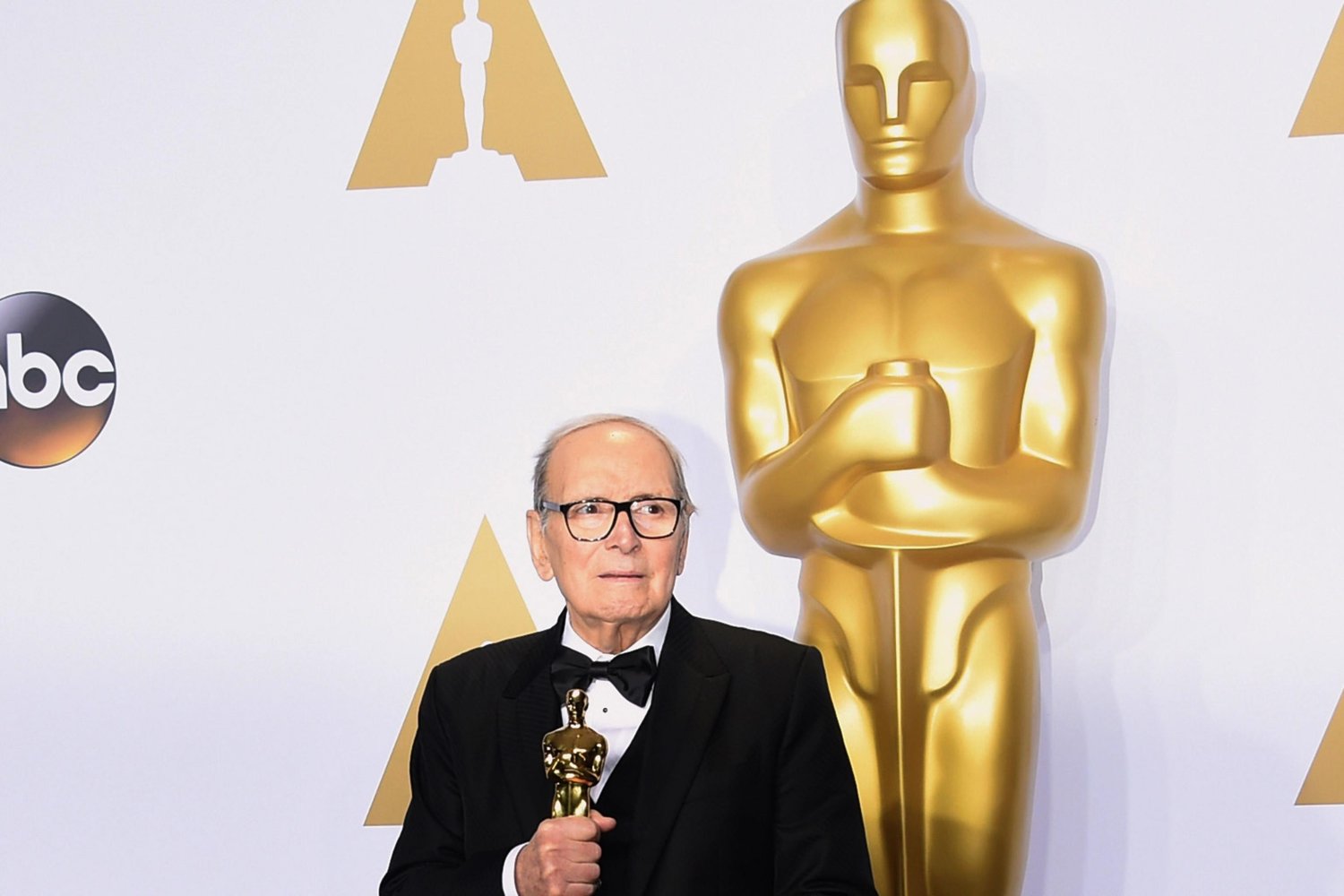 Rai, Mediaset e Sky cambiano palinsesti per omaggiare Ennio Morricone