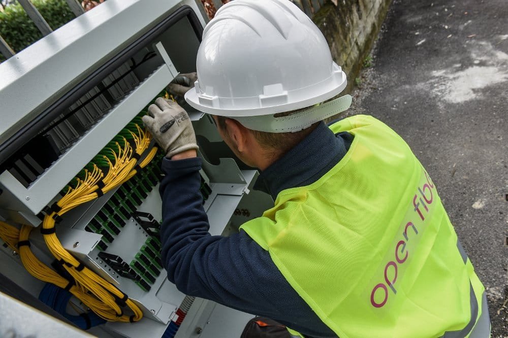 Governo preme su rete unica fibra, si guarda anche a Poste e Sky Governo preme su rete unica fibra, si guarda anche a Poste e Sky