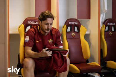 Speravo de mori prima, su Sky e NOW il finale col vero Francesco Totti