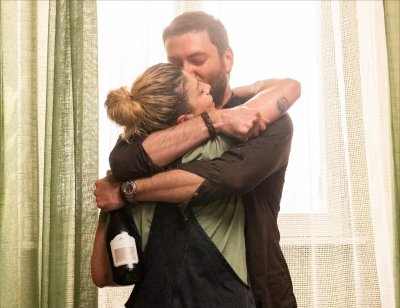 Lunedi 20 Dicembre 2021 Sky e Premium Cinema, A Casa Tutti Bene - Ep. 1 e 2 