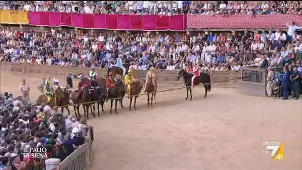 La7 e il Palio di Siena: Pardo firma una diretta tra storia, emozioni e il trionfo dell'Aquila