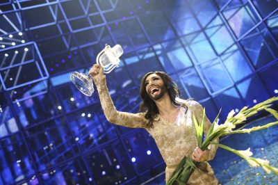 Immagine di Charlize Theron e la drag queen Conchita Wurst al Festival di Sanremo  - Scopri su Televisione