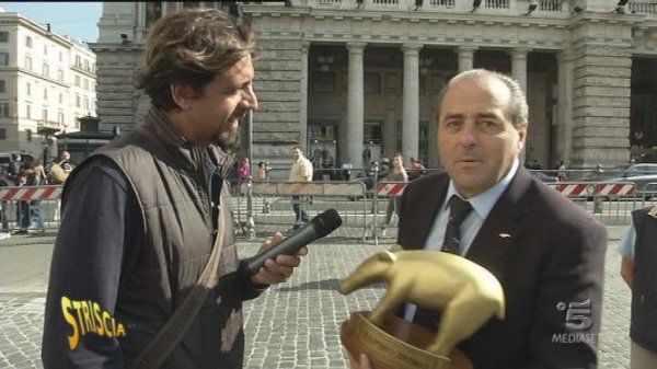 Immagine di Striscia, Tapiro d&#039;Oro ad Antonio Di Pietro per l&#039;accusa di peculato a Maruccio
