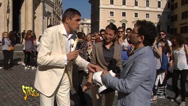 Immagine di Moreno Morello consegna il Tapiro bianco a due deputati del Movimento 5 Stelle