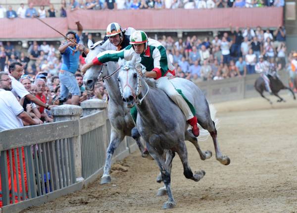 Immagine di Palio di Siena - 2 Luglio 2013, dalla Piazza del Campo in diretta su Rai Due