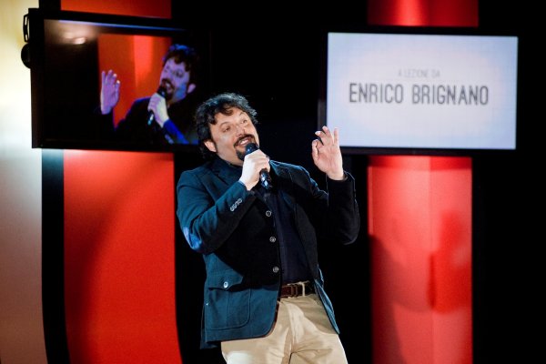 Immagine nel testo correlata a: Enrico Brignano professore per un giorno allo IULM e su Sky Cinema HD