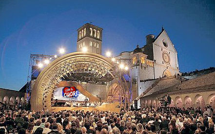 Immagine di Carlo Conti dalla Basilica di San Francesco d'Assisi su Rai 1 ''Con il Cuore'' - Scopri su Televisione