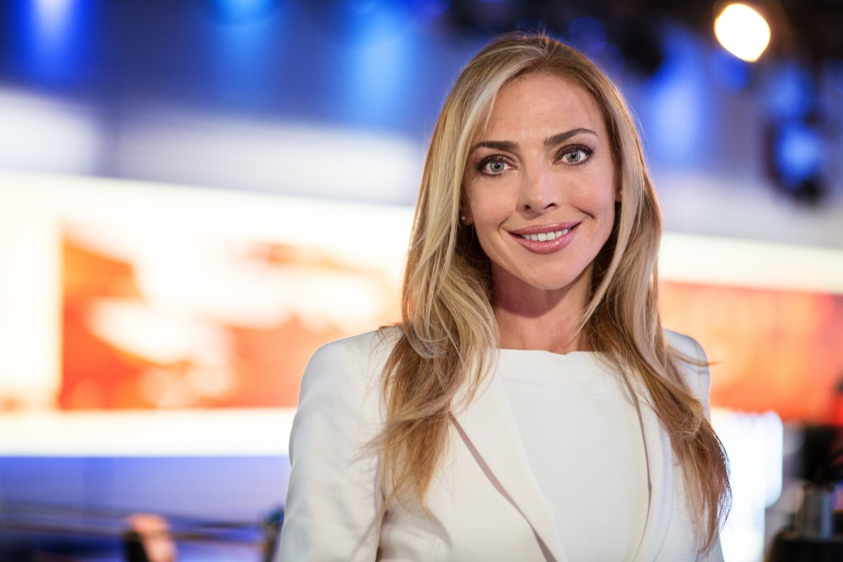 Immagine di Sky TG24, scambio Saluzzi - De Sanctis. Paola al mattino, Federica nel talk pomeridiano