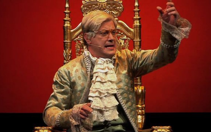 Corrado Guzzanti nei panni del ministro Tremonti questa sera su SKY Uno