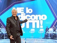 Immagine di Pino Insegno torna a condurre su Rai 1 ''Me lo dicono tutti'' - Scopri su Televisione