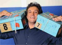 Immagine di Flavio Insinna da stasera di nuovo alla guida di Affari Tuoi su Rai 1 - Scopri su Televisione