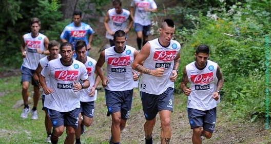 Sky Tv ufficiale delle sessioni di allenamento del ritiro estivo del Napoli Immagine nel testo correlata a: Sky Tv ufficiale delle sessioni di allenamento del ritiro estivo del Napoli
