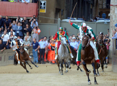 Immagine di Palio di Siena - Luglio 2011, dalla Piazza del Campo in diretta su Rai Due - Scopri su Televisione