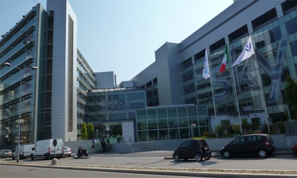 Sky risponde a Mediaset: "Non sono i tasti a fare ascolti ma i canali"