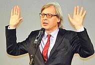 Vittorio Sgarbi alla conduzione di un talk show di prima serata su RaiUno 