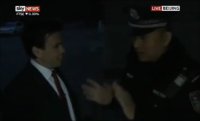 Immagine di Reporter Sky News arrestato durante collegamento in diretta - Scopri su Satellite / Estero