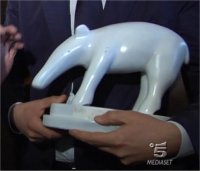 Immagine di Moreno Morello consegna il Tapiro bianco a due deputati del Movimento 5 Stelle