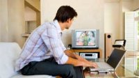 Guardare la tv e lavorare al pc in contemporanea, rende ''multidistratto''