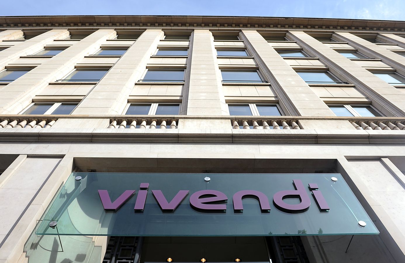 Agcom a Vivendi: 12 mesi per rimuovere posizione vietata in Mediaset e Telecom