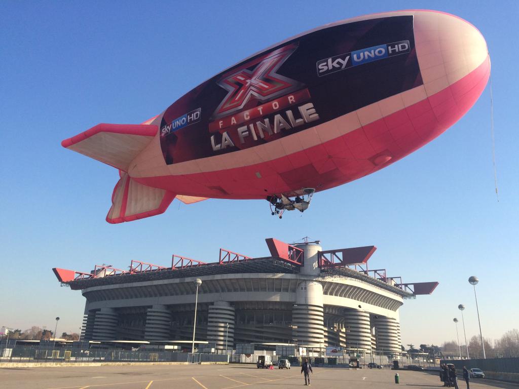 Febbre da finale #XF8, un dirigibile sorvola il Cielo di Milano (con foto)