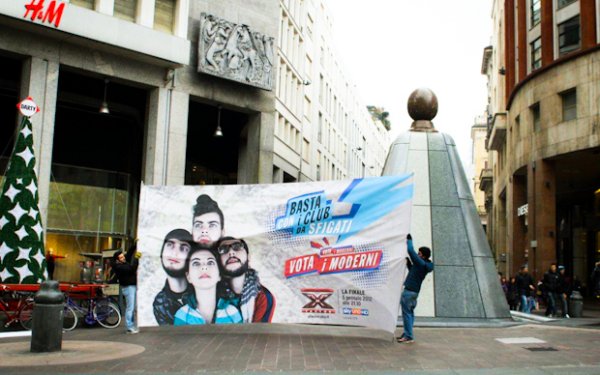 Sky, manifesti-provocazione dei finalisti di X-Factor per chiedere voti Sky, manifesti-provocazione dei finalisti di X-Factor per chiedere voti
