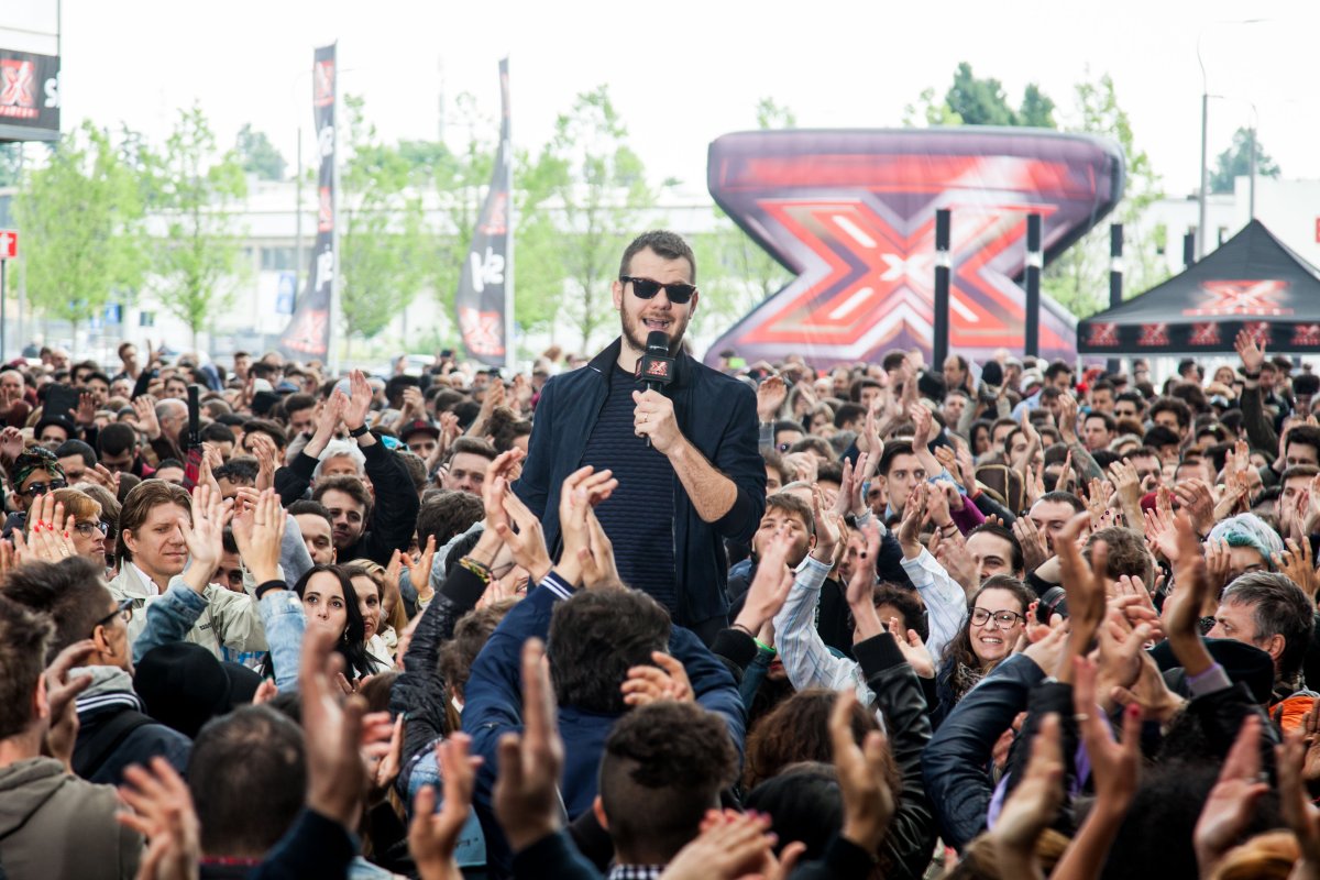 X Factor, bagno di folla a Bologna: 12 mila aspiranti pop star alla torre Unipol