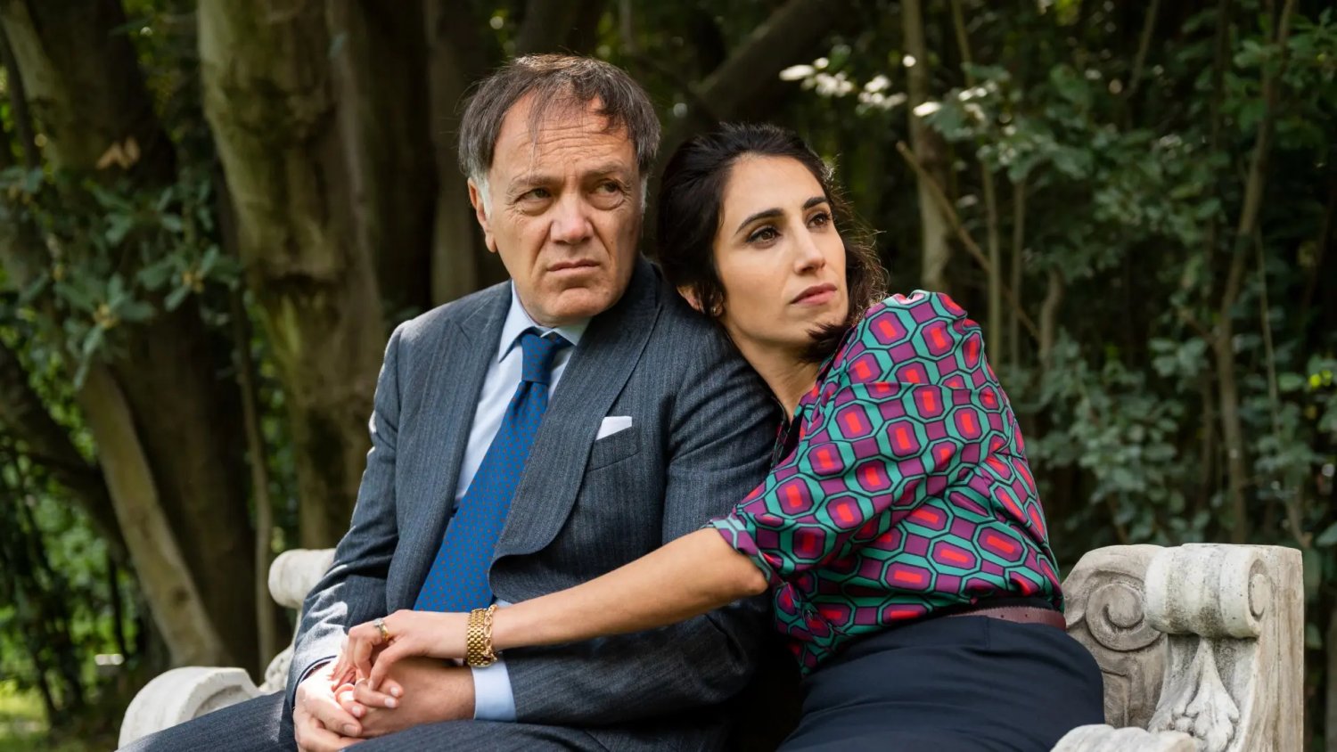 Lunedi 20 Dicembre 2021 Sky e Premium Cinema, A Casa Tutti Bene - Ep. 1 e 2  - immagine di copertura per i programmi TV