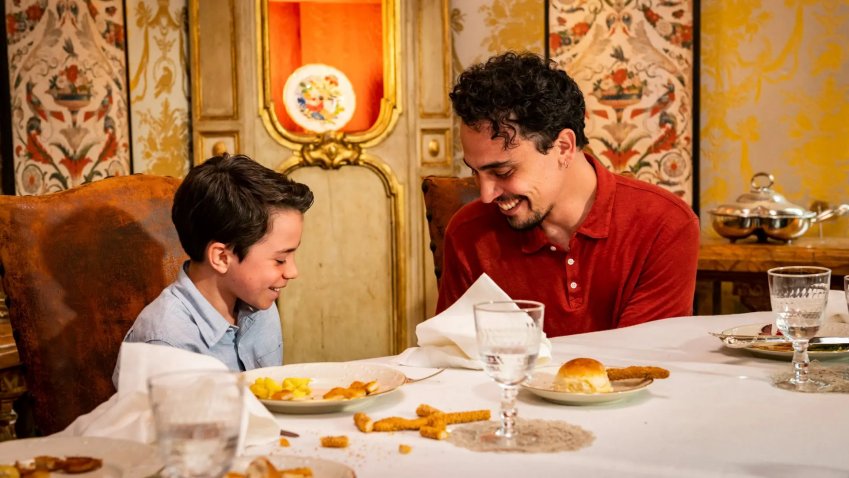 Lunedi 27 Dicembre 2021 Sky e Premium Cinema, A Casa Tutti Bene - Ep. 3 e 4 - immagine di copertura per i programmi TV