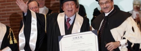 Foto - Mike Bongiorno riceve la laurea Honoris Causa in Tv, cinema e produzione