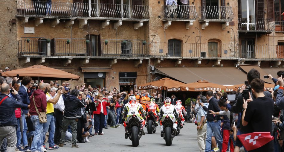 Visualizza: Sky Sport MotoGP HD, novità social per il weekend tricolore al Mugello su Digital-News.it Immagine di Sky Sport MotoGP HD, novità social per il weekend tricolore al Mugello - Scopri di più su Sky Italia