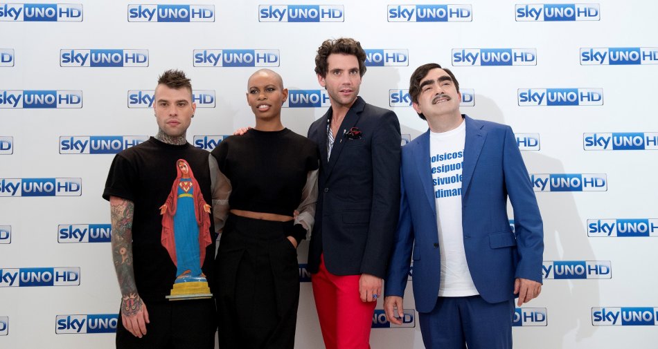 X Factor-La giuria, su Sky Uno e Sky Tg24 DTT intervista ai nuovi giudici su un divano itinerante