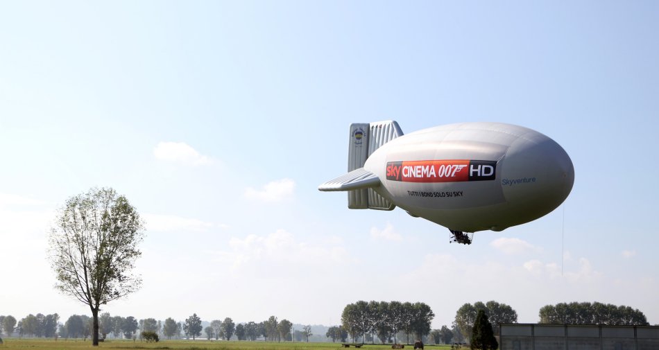 Immagine di Un dirigibile attraversa il cielo di Milano per inaugurare Sky Cinema 007 HD - Scopri di più su Sky Italia