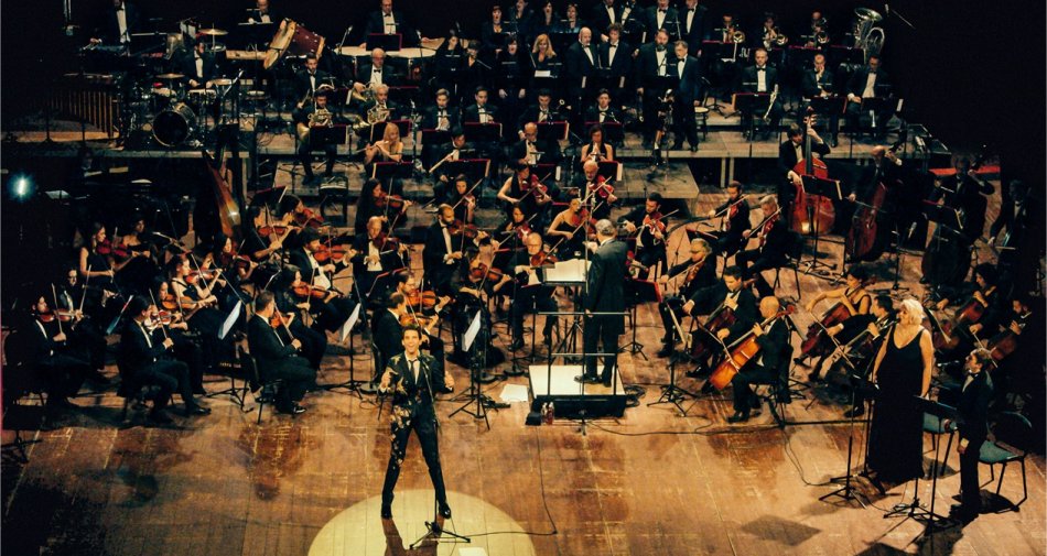 Foto - Mika - Sinfonia pop, su Sky Uno l'esclusivo concerto al Teatro Sociale di Como 