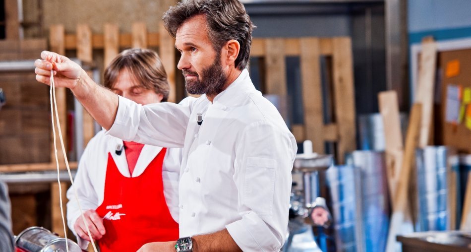 Immagine di Su MTV8 in prima tv in chiaro Hell's Kitchen Italia 2a edizione con il severissimo Carlo Cracco - Scopri di più su Sky Italia