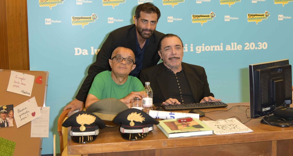 Immagine di Complimenti per la Connessione, Nino Frassica alunno 2.0 dopo il tg su Rai 1 - Scopri di più su Televisione