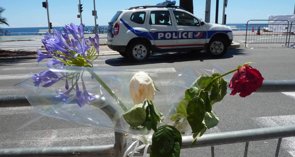 Foto - Strage Nizza, France 2 travolta dalle critiche. In Italia prevale la prudenza