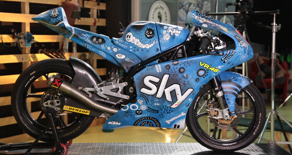Visualizza: Sky Racing Team VR46, Faster than light: l'arte scende in pista con i giovani talenti a Misano su Digital-News.it Immagine di Sky Racing Team VR46, Faster than light: l'arte scende in pista con i giovani talenti a Misano - Scopri di più su Sky Italia