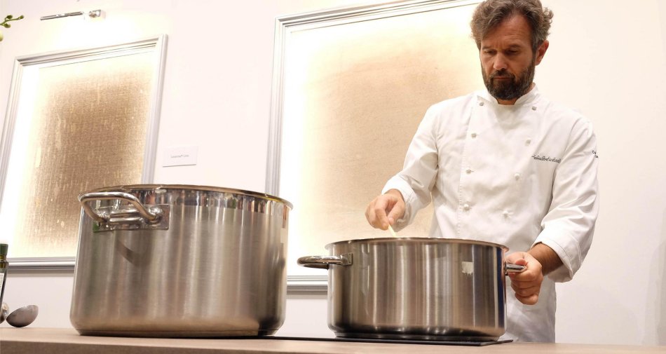 Immagine di Cracco: «Nel nuovo Hell's Kitchen (su Sky Uno) vincerà chi sbaglierà di meno» - Scopri di più su Sky Italia