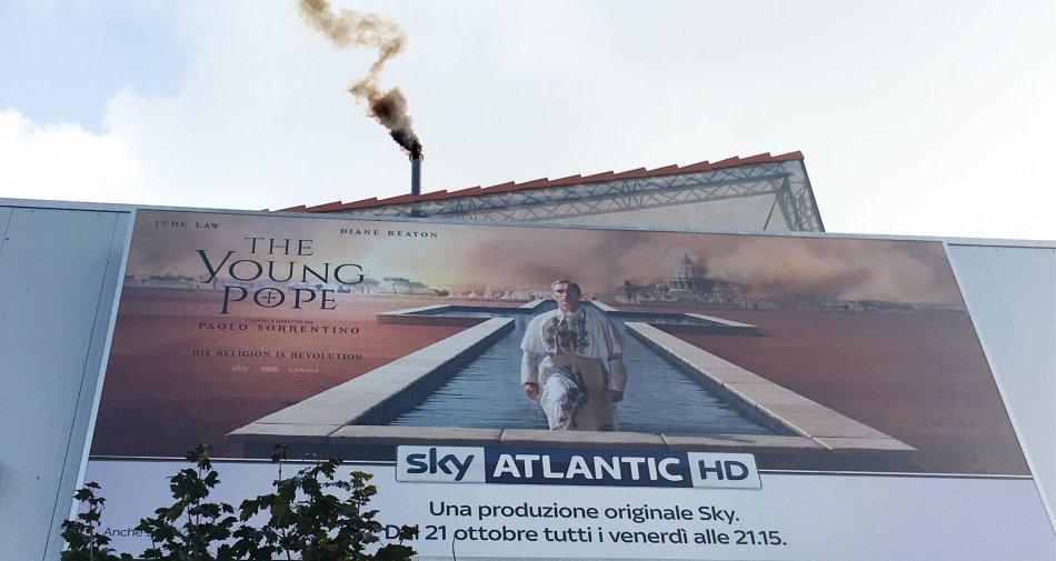 Fumata dalla sede Sky Italia a Milano Santa Giulia, domani è in arrivo The Young Pope