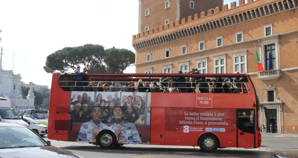 Immagine di Edicola Fiore, ogni mattina in diretta su Sky torna la rassegna stampa di Fiorello - Scopri di più su Sky Italia