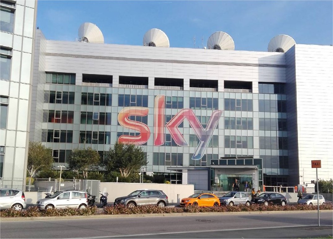 Clienti stabili per Sky Italia con ricavi ed Ebitda in crescita. Prima di Natale in arrivo Sky Q 4K